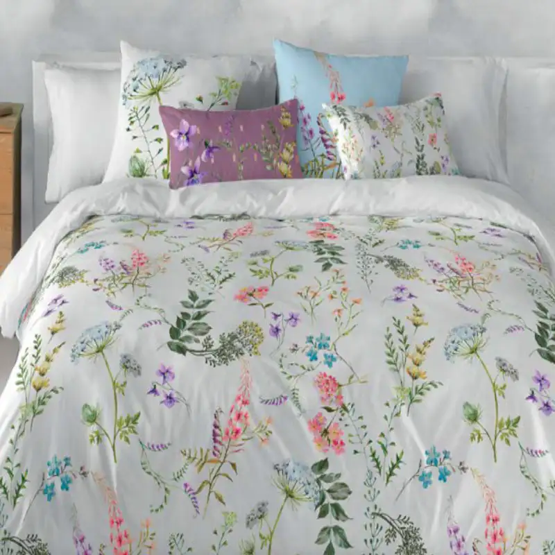 juego de funda nordica maeva de naturals con estampado floral de flores silvestres multicolor sobre fondo blanco vesta hogar