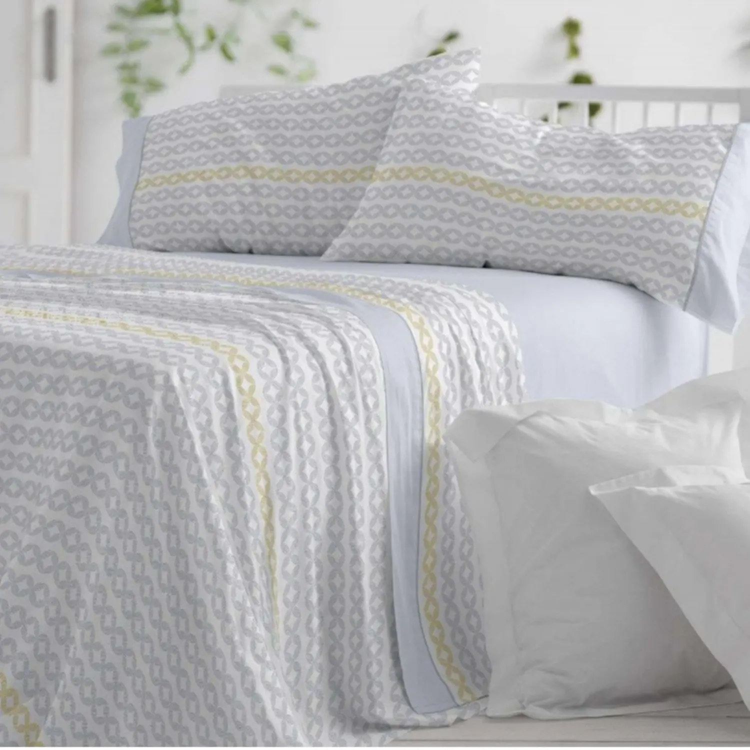 juego de sabanas 542 azul de burrito blanco con estampado geometrico de aros en azul claro y detalles amarillo mostaza vesta hogar